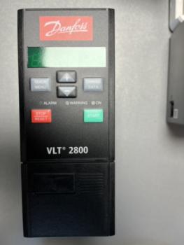 Danfoss VLT 2800 Frequenzumrichter VLT2815PT4B20SBR1DBF00A00C0 ( 195N1040 )